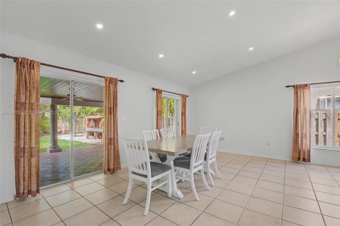 Снять в аренду виллу или дом в Катлер-Бей, Флорида 4 спальни, 188.68м2, № 2045221 - фото 7