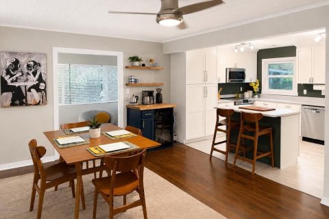 House in Saint Petersburg, Florida 4 bedrooms, 134.8 sq.m. № 2285128 - photo 6