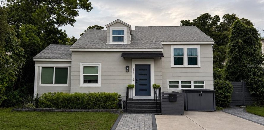 House in Saint Petersburg, Florida 4 bedrooms, 134.8 sq.m. № 2285128