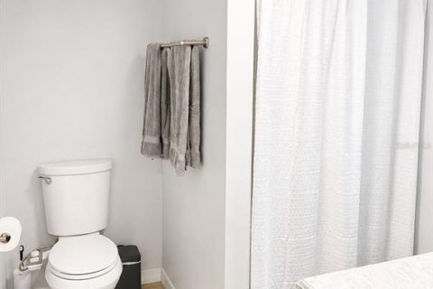 House in Saint Petersburg, Florida 4 bedrooms, 134.8 sq.m. № 2285128 - photo 14