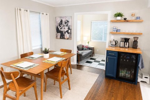 House in Saint Petersburg, Florida 4 bedrooms, 134.8 sq.m. № 2285128 - photo 7