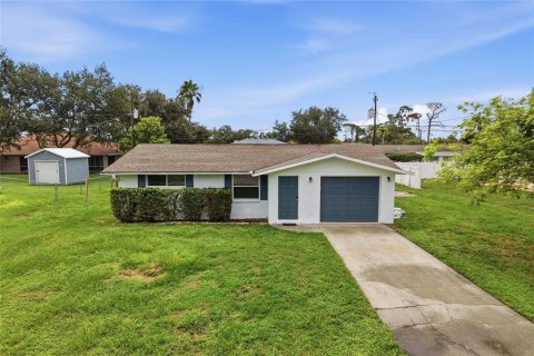 House in Venice, Florida 2 bedrooms, 110.93 sq.m. № 2284110