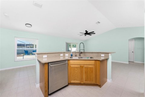 House in Port Charlotte, Florida 3 bedrooms, 130.71 sq.m. № 1902407 - photo 13