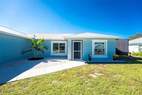 House in Port Charlotte, Florida 3 bedrooms, 130.71 sq.m. № 1902407 - photo 2