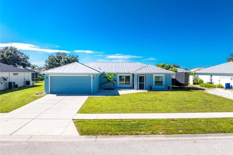 House in Port Charlotte, Florida 3 bedrooms, 130.71 sq.m. № 1902407 - photo 1