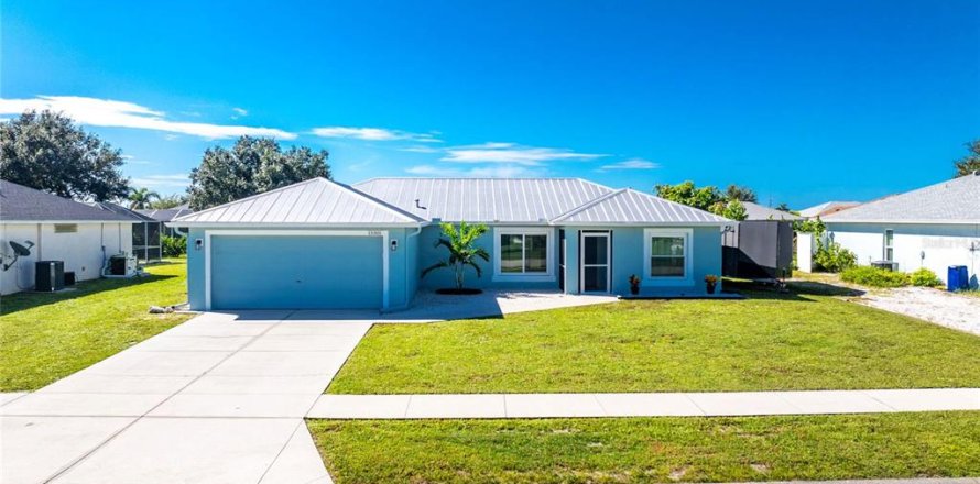 House in Port Charlotte, Florida 3 bedrooms, 130.71 sq.m. № 1902407