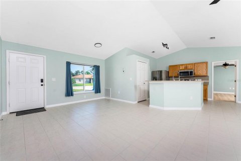 House in Port Charlotte, Florida 3 bedrooms, 130.71 sq.m. № 1902407 - photo 4