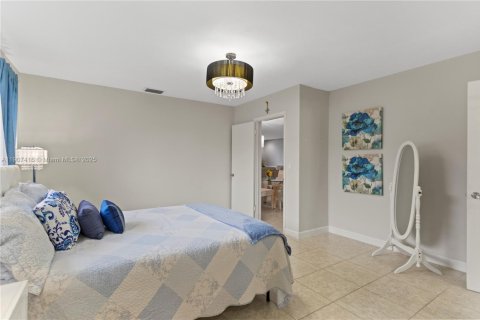 House in Hollywood, Florida 4 bedrooms, 234.11 sq.m. № 1963491 - photo 28