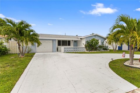 House in Hollywood, Florida 4 bedrooms, 234.11 sq.m. № 1963491 - photo 1