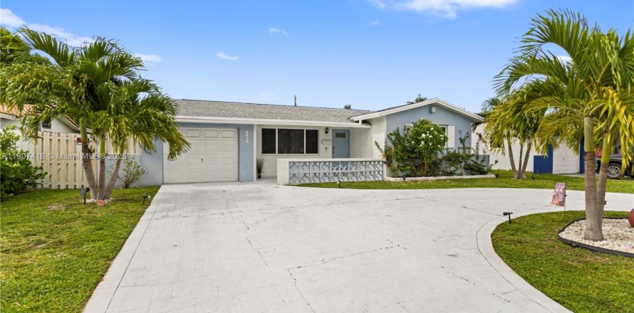 House in Hollywood, Florida 4 bedrooms, 234.11 sq.m. № 1963491