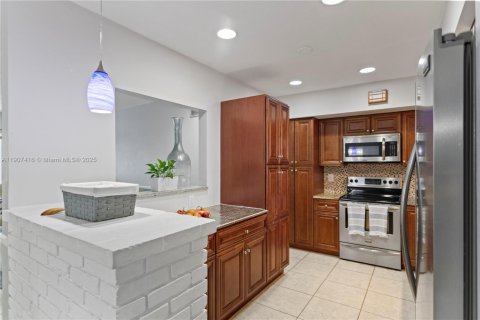 House in Hollywood, Florida 4 bedrooms, 234.11 sq.m. № 1963491 - photo 20