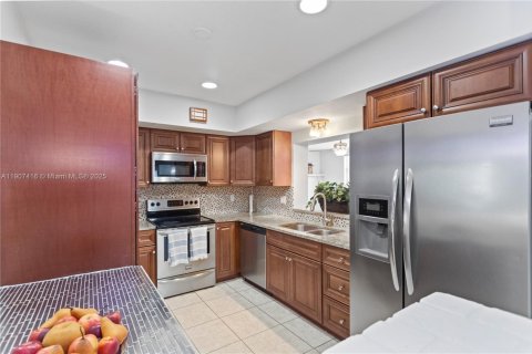 House in Hollywood, Florida 4 bedrooms, 234.11 sq.m. № 1963491 - photo 17