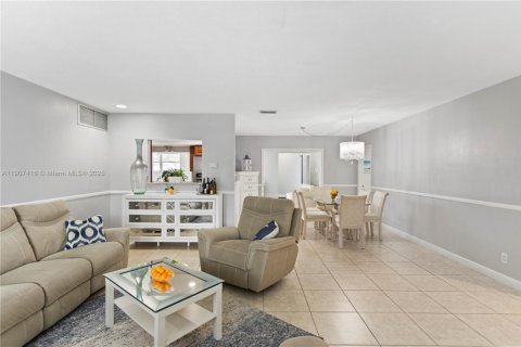 House in Hollywood, Florida 4 bedrooms, 234.11 sq.m. № 1963491 - photo 7