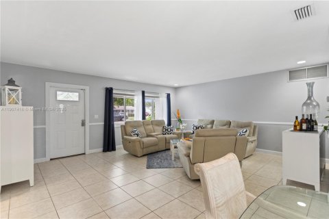 House in Hollywood, Florida 4 bedrooms, 234.11 sq.m. № 1963491 - photo 5