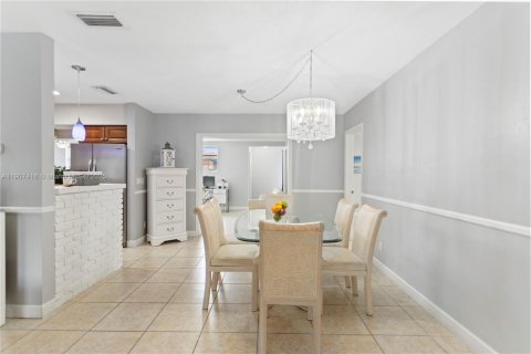 House in Hollywood, Florida 4 bedrooms, 234.11 sq.m. № 1963491 - photo 12