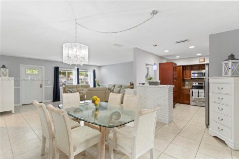 House in Hollywood, Florida 4 bedrooms, 234.11 sq.m. № 1963491 - photo 13