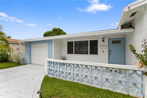 House in Hollywood, Florida 4 bedrooms, 234.11 sq.m. № 1963491 - photo 3