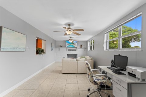 House in Hollywood, Florida 4 bedrooms, 234.11 sq.m. № 1963491 - photo 23