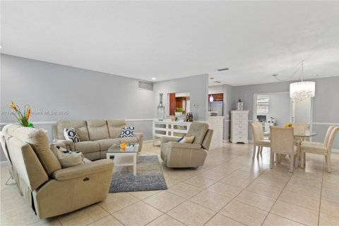 House in Hollywood, Florida 4 bedrooms, 234.11 sq.m. № 1963491 - photo 6