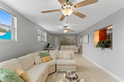 House in Hollywood, Florida 4 bedrooms, 234.11 sq.m. № 1963491 - photo 24