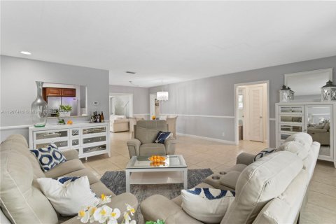 House in Hollywood, Florida 4 bedrooms, 234.11 sq.m. № 1963491 - photo 8