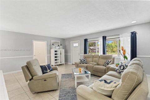 House in Hollywood, Florida 4 bedrooms, 234.11 sq.m. № 1963491 - photo 9