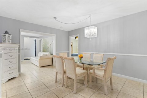 House in Hollywood, Florida 4 bedrooms, 234.11 sq.m. № 1963491 - photo 10