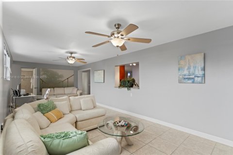 House in Hollywood, Florida 4 bedrooms, 234.11 sq.m. № 1963491 - photo 25