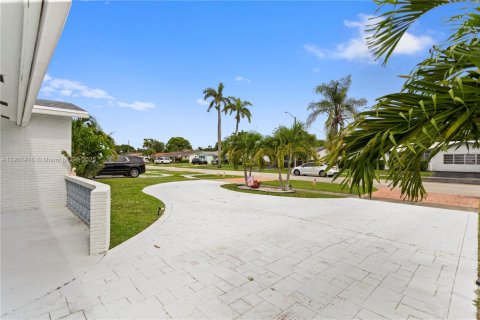 House in Hollywood, Florida 4 bedrooms, 234.11 sq.m. № 1963491 - photo 2