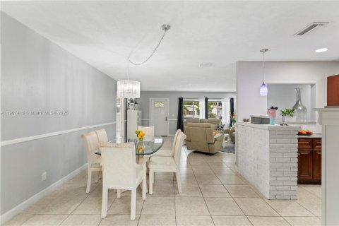 House in Hollywood, Florida 4 bedrooms, 234.11 sq.m. № 1963491 - photo 14