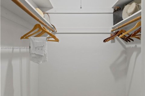 House in Hollywood, Florida 4 bedrooms, 234.11 sq.m. № 1963491 - photo 29