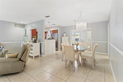 House in Hollywood, Florida 4 bedrooms, 234.11 sq.m. № 1963491 - photo 11