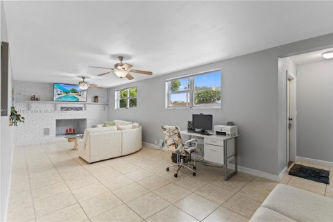 House in Hollywood, Florida 4 bedrooms, 234.11 sq.m. № 1963491 - photo 21