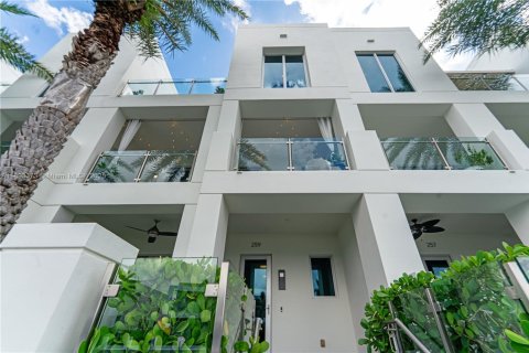 Touwnhouse à vendre à Lauderdale-by-the-Sea, Floride: 4 chambres, 280.94 m2 № 2181765 - photo 7