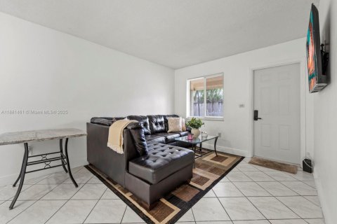 House in Davie, Florida 2 bedrooms, 146.6 sq.m. № 1930267 - photo 18
