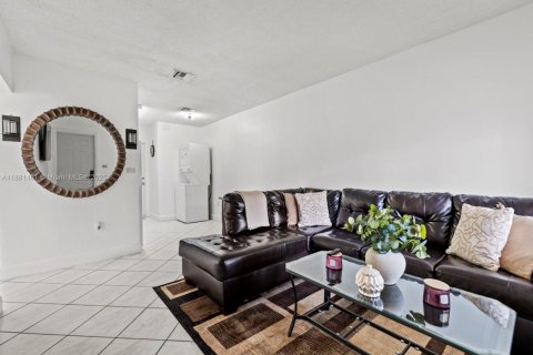 House in Davie, Florida 2 bedrooms, 146.6 sq.m. № 1930267 - photo 4