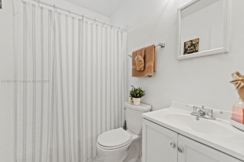 House in Davie, Florida 2 bedrooms, 146.6 sq.m. № 1930267 - photo 10