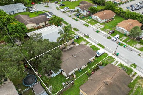 House in Davie, Florida 2 bedrooms, 146.6 sq.m. № 1930267 - photo 21