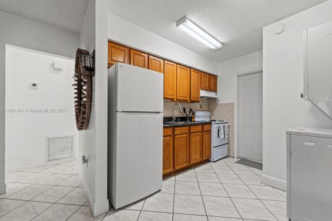 House in Davie, Florida 2 bedrooms, 146.6 sq.m. № 1930267 - photo 9