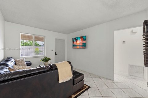 House in Davie, Florida 2 bedrooms, 146.6 sq.m. № 1930267 - photo 14