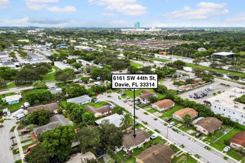 House in Davie, Florida 2 bedrooms, 146.6 sq.m. № 1930267 - photo 3