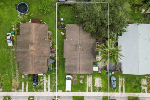 House in Davie, Florida 2 bedrooms, 146.6 sq.m. № 1930267 - photo 2