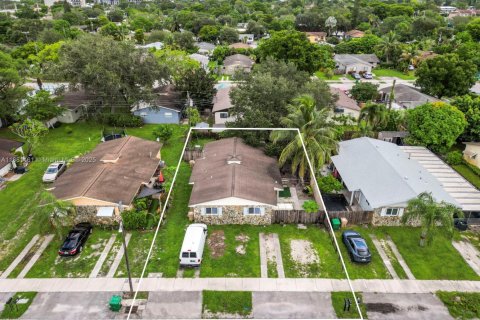 House in Davie, Florida 2 bedrooms, 146.6 sq.m. № 1930267 - photo 1
