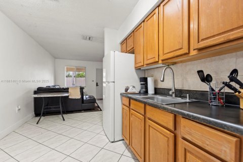 House in Davie, Florida 2 bedrooms, 146.6 sq.m. № 1930267 - photo 17