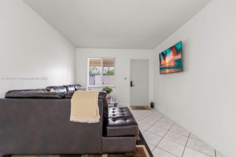 House in Davie, Florida 2 bedrooms, 146.6 sq.m. № 1930267 - photo 15
