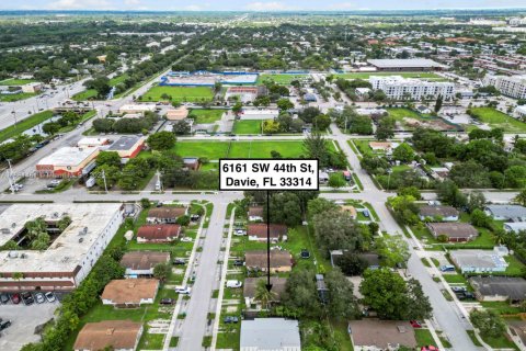 House in Davie, Florida 2 bedrooms, 146.6 sq.m. № 1930267 - photo 22
