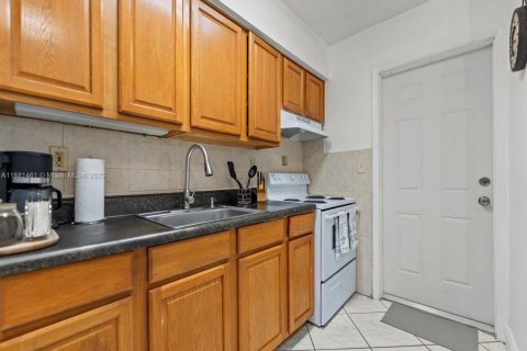 House in Davie, Florida 2 bedrooms, 146.6 sq.m. № 1930267 - photo 8