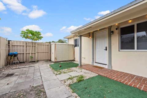 House in Davie, Florida 2 bedrooms, 146.6 sq.m. № 1930267 - photo 5