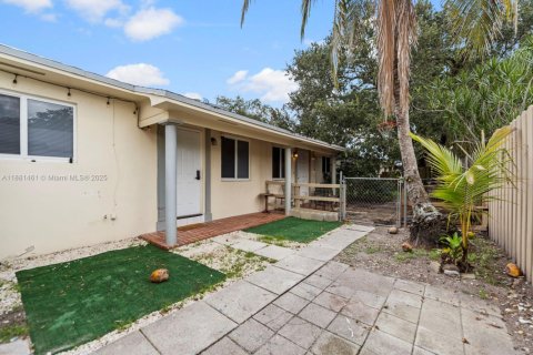 House in Davie, Florida 2 bedrooms, 146.6 sq.m. № 1930267 - photo 25