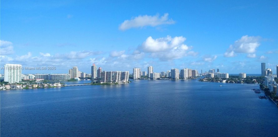 Кондоминиум с 2 спальнями в Санни-Айлс-Бич, Флорида № 1948416